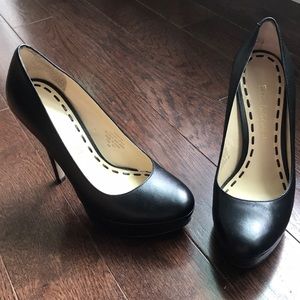 Enzo Angionlini black leather heels